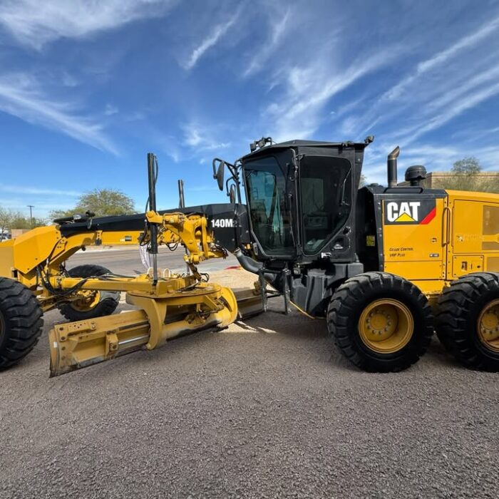 2014 CAT 140M2