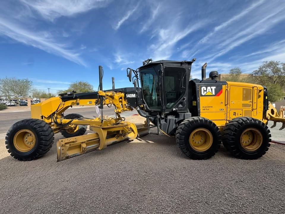2014 CAT 140M2